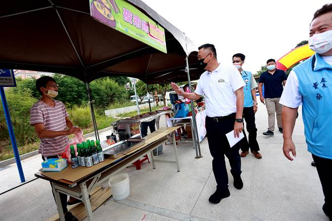 杨镇浯县长走访园游会摊位，亲切与乡亲招呼问好。（金门县府摄影官薛子轩提供）