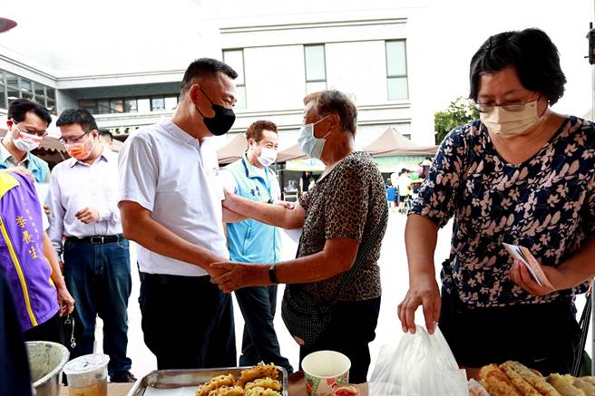 打造顾老护幼的社会安全网是「福利县」金门的指标成果，杨镇浯县长与现场乡亲閒话家常。（金门县府摄影官薛子轩提供）