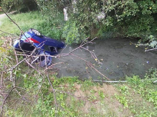 採茶婦人駕駛的車輛四輪朝天，整輛車翻覆在池塘之中。（翻攝照片／李京昇苗栗傳真）