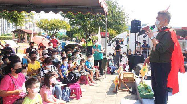 民进党台中市长候选人蔡其昌，今天到梧栖参加幸福亲子艺文季活动，邀请卢市长辩论，让市民检验谁的愿景和政见好？(陈世宗摄)