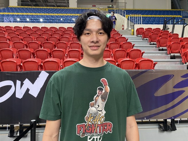 台啤英熊前锋李启玮这件周资华打升龙拳的T恤相当吸睛。(黄及人摄)