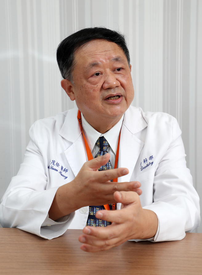 双和医院牙科部主任黄茂栓表示，造成牙髓炎的原因，是主要为蛀牙引起，进而导致牙髓肿胀发炎，如果是急性的症状，通常牙科会立刻「开髓」，也就是在蛀牙的牙齿上开个小洞，让肿胀的脓牙释放压力，随即能减轻病患的疼痛。（刘宗龙摄）