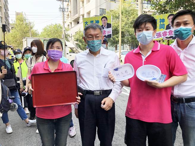 民眾见到柯文哲连盘子都拿出来请他签名及合照。(陈世宗摄)