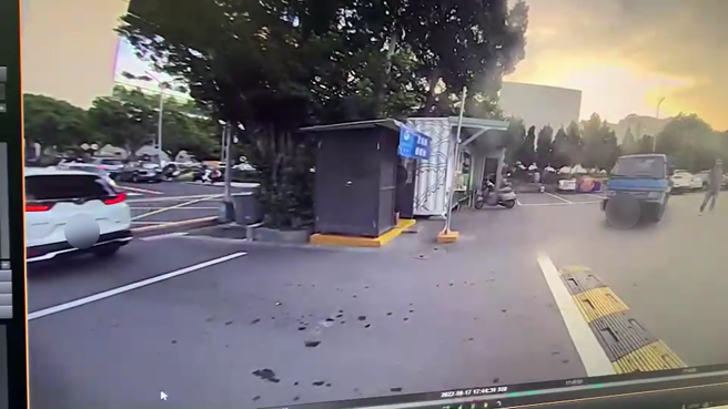 陈坤和驾驶小货车紧跟在白色休旅车后方，打算趁隙衝出停车场。（民眾提供／陈淑芬台中传真）