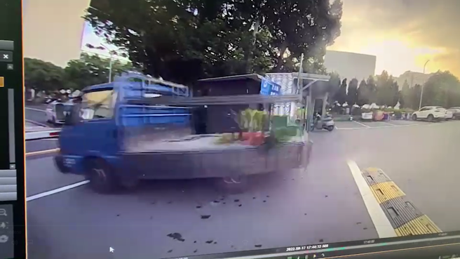 陈坤和见来不及在栅栏降下前驶出停车场，便直接加速撞断栅栏。（民眾提供／陈淑芬台中传真）