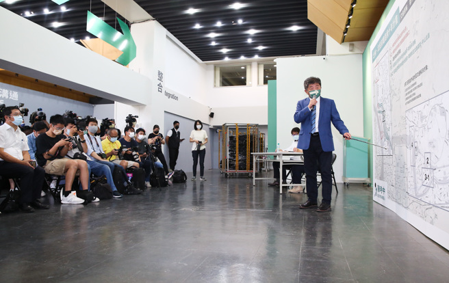  民进党台北市长参选人陈时中（见图）18日出席「士林北投前瞻路网十年计划」公布记者会，亲自说明士林北投前瞻路网10年计画，主张洲美快桥梁延长1.9公里串接国道，抬高改建百龄桥，并将下面的通河东、西街拓宽至4线道，让都市变美丽。（陈俊吉摄）
