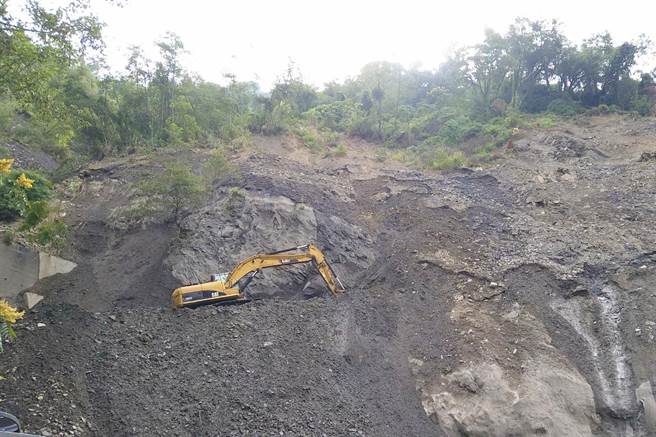 台8线77k灵甫桥路段近期不断发生崩塌，边坡地质表面属崩积层松软，谷关工务段进行上边坡崩坍松软土石清除作业。（谷关工务段提供）