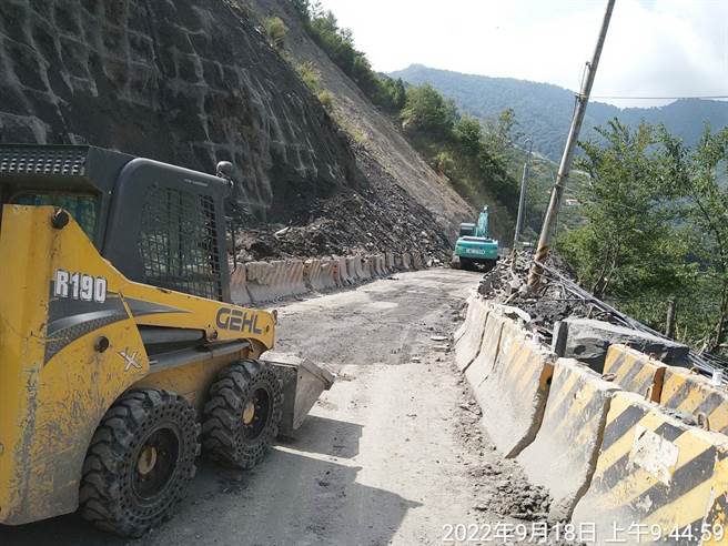 台8线77k灵甫桥路段近期不断发生崩塌，边坡地质表面属崩积层松软，谷关工务段进行上边坡崩坍松软土石清除作业。（谷关工务段提供）