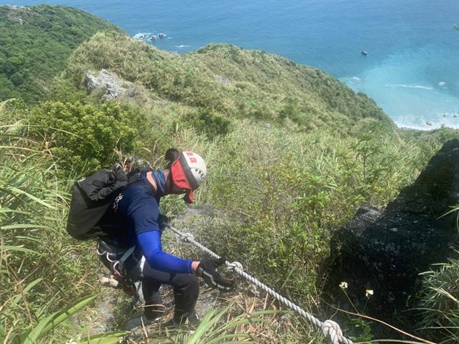 宜蘭縣消防局今（18日）獲報，1名年約60歲婦人於蘇澳鎮台9丁線9.8K烏岩角下約100公尺的沙灘處，受困石縫中，即派員前往搶救。（宜蘭縣消防局提供／吳佩蓉宜蘭傳真）