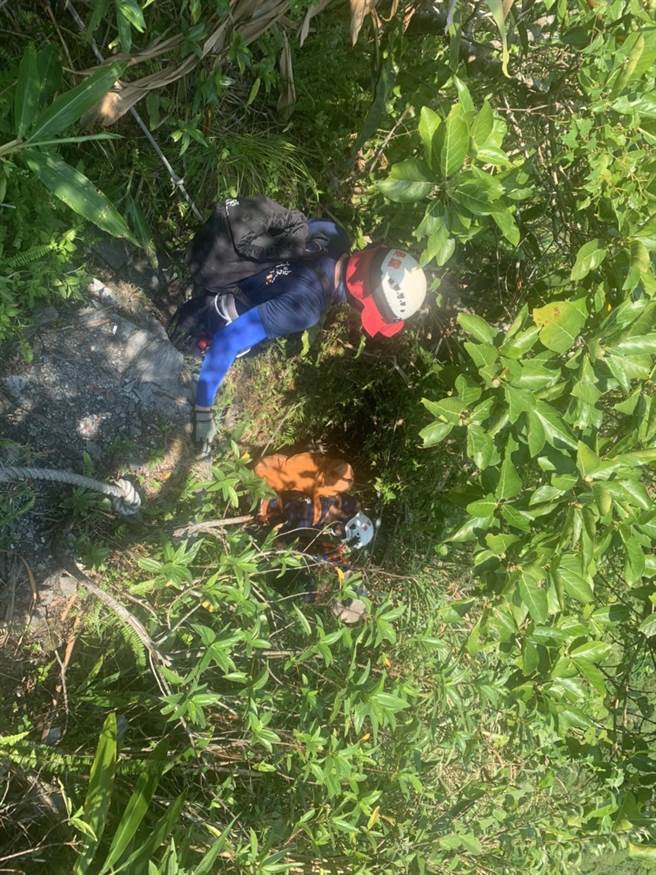 宜蘭縣消防局今（18日）獲報，1名年約60歲婦人於蘇澳鎮台9丁線9.8K烏岩角下約100公尺的沙灘處，受困石縫中，即派員前往搶救。（宜蘭縣消防局提供／吳佩蓉宜蘭傳真）