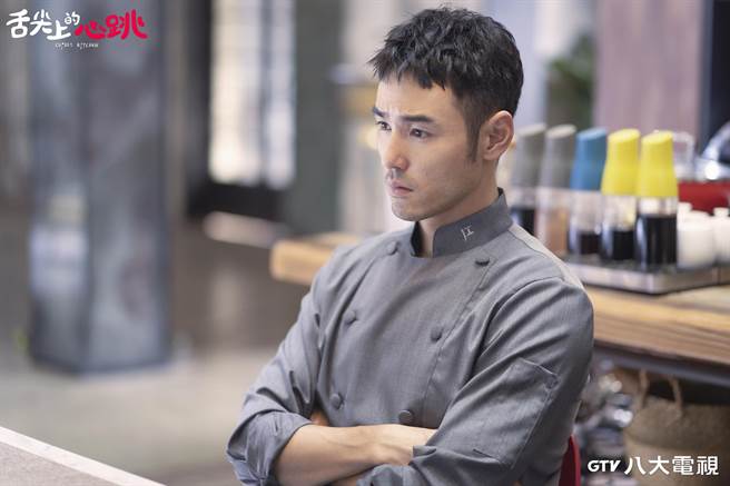 阮经天在剧中的性格外冷内热。（八大提供）