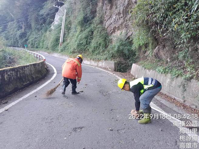 南橫公路18日上午發生落石，三工處人員前往清理。（三工處提供／林瑞益高雄傳真）
