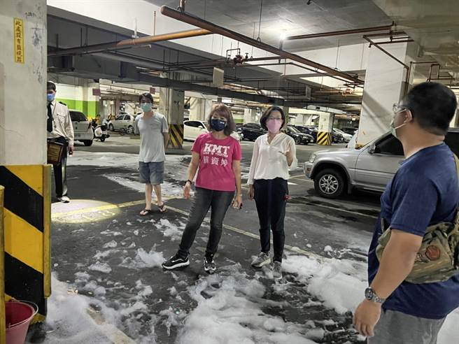 周佳琪18日发新闻稿指出，地震时她正陪一名老先生过马路，随后得知屏东市有大型社区地下室管线破裂，消防泡沫洒满地，她赶到现场关心。（周佳琪团队提供／谢佳潾屏东传真）