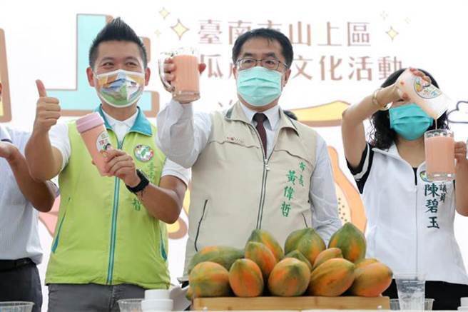 台南市長黃偉哲手作新鮮的木瓜牛奶，並直接乾杯大讚「好喝」。（市府提供／洪榮志台南傳真）