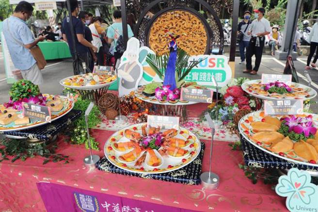 2022山上區木瓜節產業文化活動現場展現一系列鮮果創意料理。（市府提供／洪榮志台南傳真）