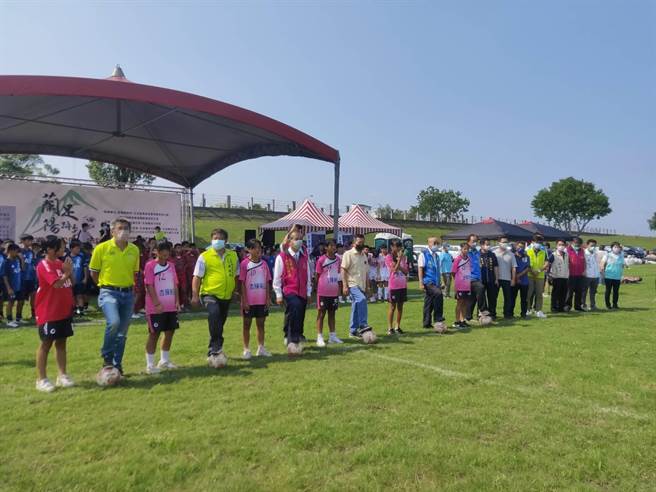 足球场启用典礼由多位长官共同开球。（五结乡公所提供／吴佩蓉宜兰传真）