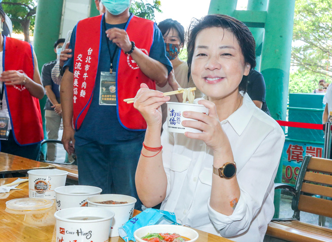 台北市長參選人黃珊珊17日出席2022年「台北市牛肉麵節」並品嘗牛肉麵。（粘耿豪攝）
