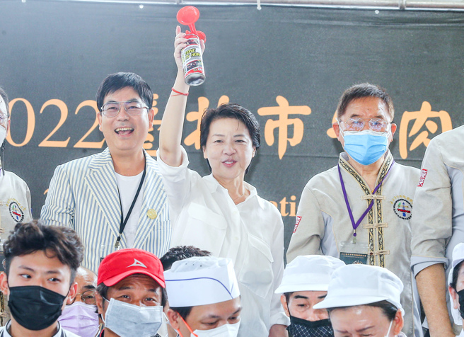 台北市長參選人黃珊珊（中）17日出席2022年「臺北市牛肉麵國際大賞」，並為活動鳴笛開賽。（粘耿豪攝）