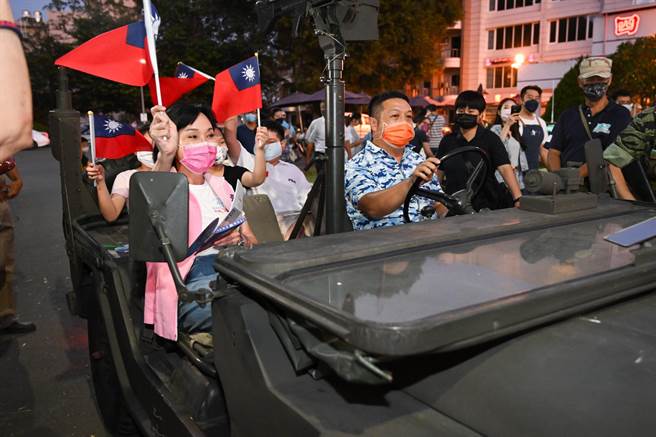 国民党高市长参选人柯志恩前往左营四海一家参与「军区嘉年华」军民同乐会活动，体验军事主题及眷村文化。（柯宗纬翻摄）