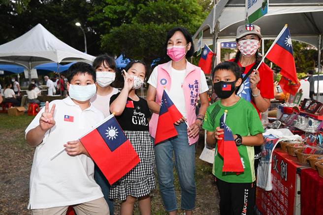 国民党高市长参选人柯志恩前往左营四海一家参与「军区嘉年华」军民同乐会活动，体验军事主题及眷村文化。（柯宗纬翻摄）