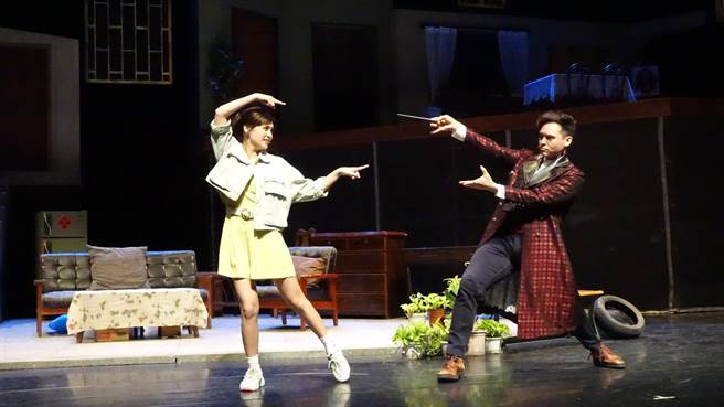 夏宇童（左）演出前突然胃痉挛送急诊，右为倪安东。（全民大剧团提供）