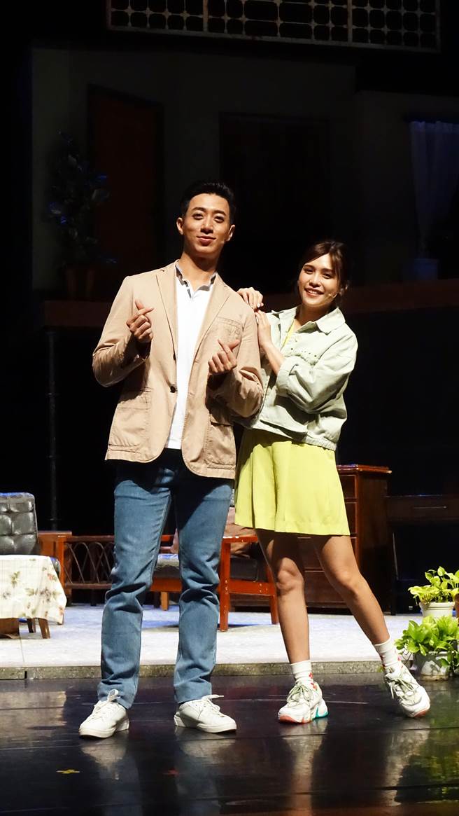 夏宇童(右)和吕绍齐在剧种有段感情戏。（全民大剧团提供）