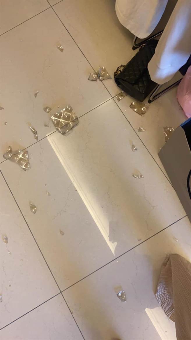 艺人纳豆女友陈依依在脸书分享，家中吊灯遇上大地震千万要小心。（摘自依依陈依依Sherry粉丝专页）