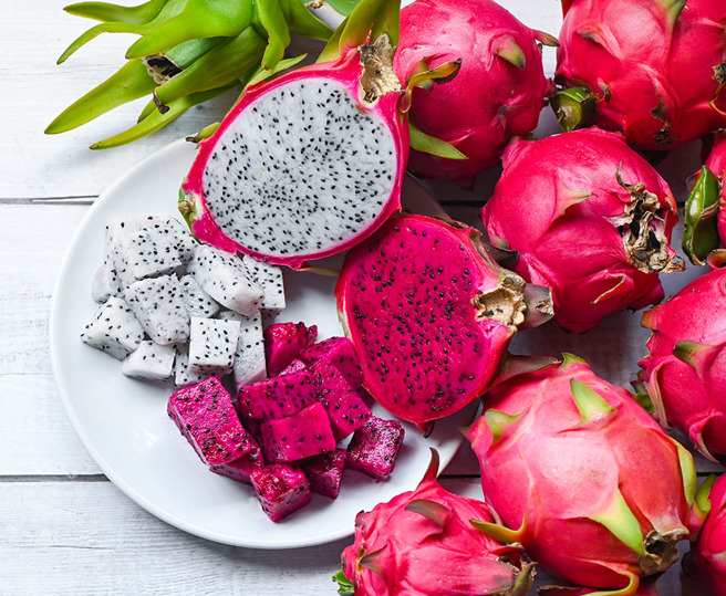 不同顏色的火龙果具有不同的功效，红肉能抗氧化、延缓衰老，白肉则有助胎儿发育、排便顺畅。（示意图／达志影像）