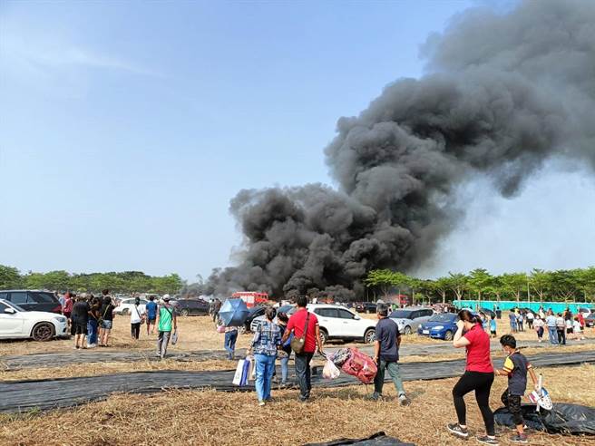 雲林縣農機展停車場汽車起火，濃煙密布至少波及5輛車、無人受傷。（讀者林家良提供／張朝欣雲林傳真）