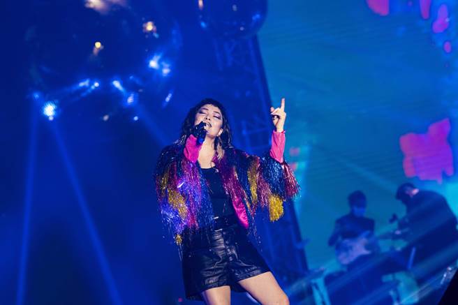 何超香港开唱復古造型吸睛。（852 Films提供)