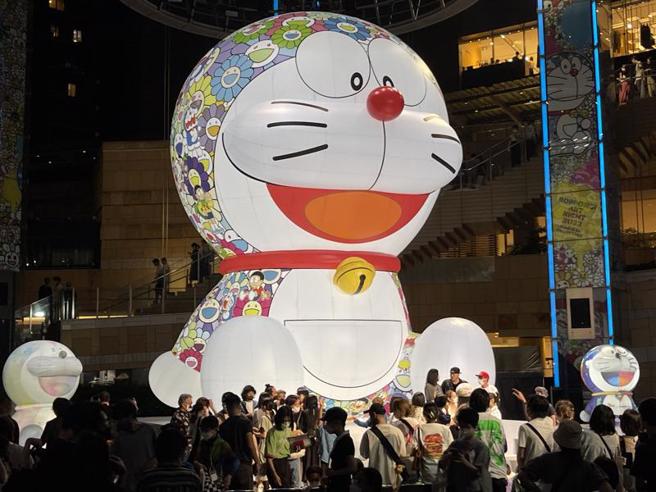 暌违3年的六本木艺术之夜主题是「魔幻大冒险，在这条街寻找艺术的不可思议！」。开幕式17日晚间登场，会场有主展艺术家村上隆主导的与哆啦A梦合作的新作品。（图/ 中央社）
