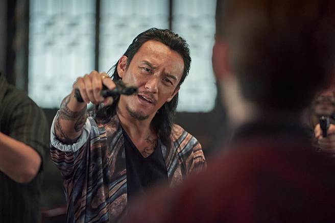 张震在剧中饰演苏里南唐人街的黑帮老大「陈震」。（Netflix提供）