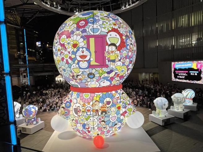 受到COVID-19疫情影响，六本木艺术之夜活动暌违3年举办。本届主题是「魔幻大冒险，在这条街寻找艺术的不可思议！」。主展艺术家村上隆与哆啦A梦合作的新作品是焦点。（图/ 中央社）
