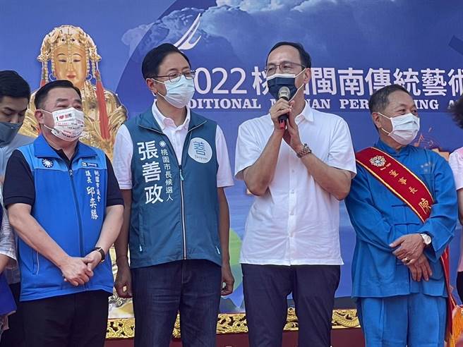 南投县长林明溱输到脱裤说惹议，国民党主席朱立伦（右二）说，地方俚语跟不恰当无关。（吕筱蝉摄）