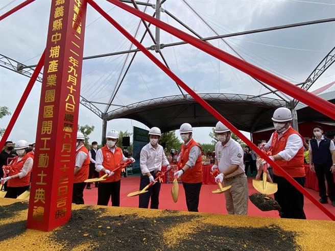 行政院长苏贞昌（左三）、嘉义县长翁章梁（右四）用金铲子为中埔产业园区动土。（廖素慧摄）
