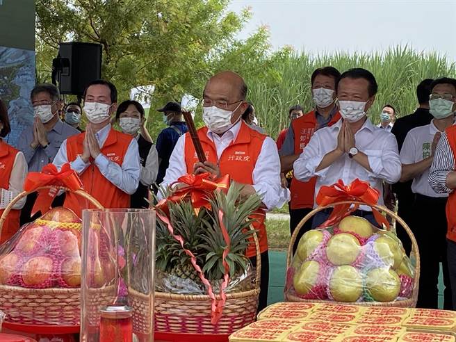行政院长苏贞昌、嘉义县长翁章梁等官员为中埔产业园区动土拈香祈福。（廖素慧摄）