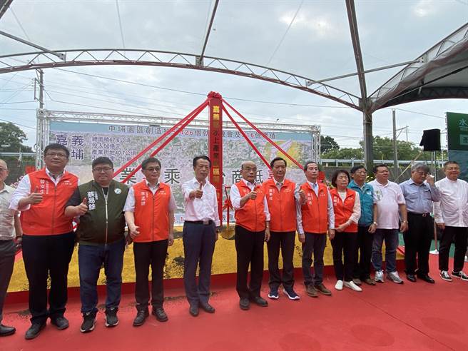行政院长苏贞昌、嘉义县长翁章梁及各级民代出席中埔产业园区动土典礼。（廖素慧摄）