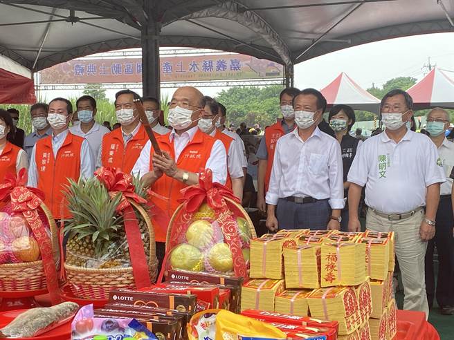 行政院长苏贞昌、嘉义县长翁章梁等官员为水上产业园区动土拈香祈福。（廖素慧摄）