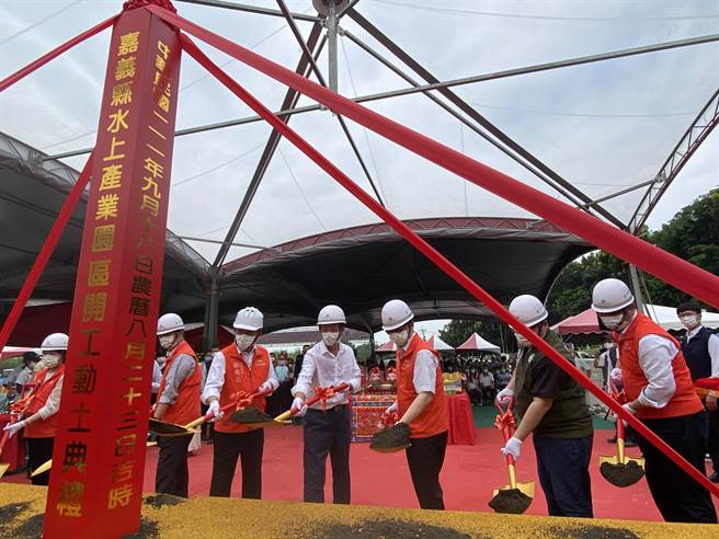 行政院长苏贞昌（左三）、嘉义县长翁章梁（右四）用金铲子为水上产业园区动土。（廖素慧摄）
