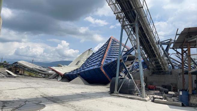 台东17日晚间发生芮氏规模6.4地震，造成多处灾情，关山镇一家砂石场的传送带不堪地震摇晃倾倒，已无法营业，曾姓业者说，碰到这么大的地震心有余悸，初估损失金额约新台币3000、4000万元。（图/ 中央社）