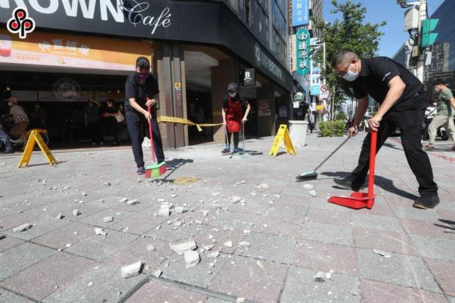 地震連發，台北市已開設9月18日地震專案，此為磁磚掉落示意圖，與本報導無關。（本報資料照片）