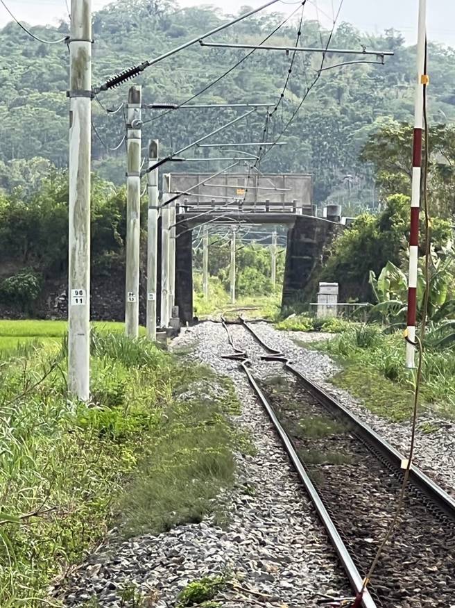 台鐵說明東竹站發生鐵軌嚴重挫曲狀況。（台鐵提供）