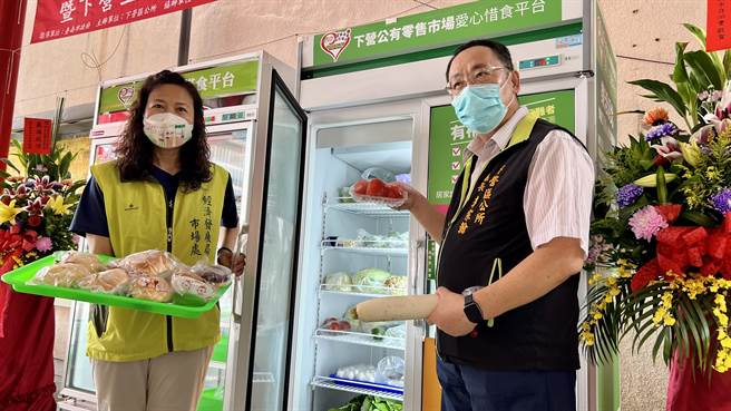 台南市下营区公所公私协力下，在上帝庙西侧前广场建置「惜食‧送爱」惜食平台爱心食物银行。（张毓翎摄）