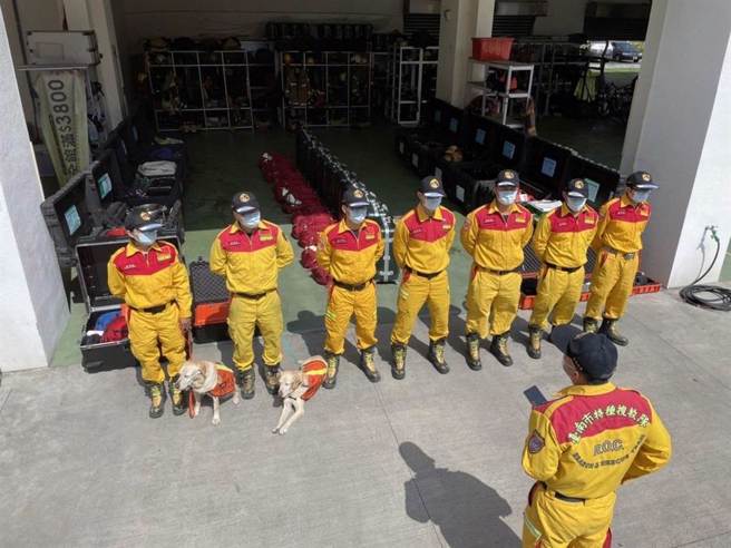 台南市警義消特搜隊集結出發前往支援救災。（市府提供／洪榮志台南傳真）
