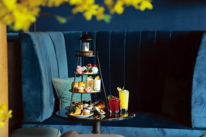 COZZI Blu和逸饭店桃园馆里最美潜艇海洋风酒吧Blu Bar，提供缤纷海洋英式双人下午茶 ，轻松享用香浓诱人主厨特制甜点盘及饮品。（国泰饭店观光事业提供）