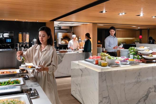 连续三年台北米其林指南推荐旅宿的慕轩饭店，隔日早晨于GUSTOSO义大利餐厅享用丰盛自助式早餐。（国泰饭店观光事业提供）