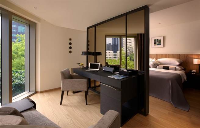 漫步台北市敦南林荫大道，感受慕轩饭店的静谧舒适。（国泰饭店观光事业提供）