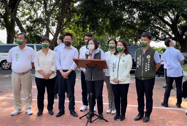 蔡英文總統在南投縣輔選後，得知花東強震受災立即召開記者會指示即時救援。（楊靜茹攝）