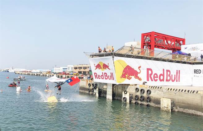 2022台湾首届Red Bull飞行日，18日在台中港三井OUTLET PARK 举行！(陈世宗摄)
