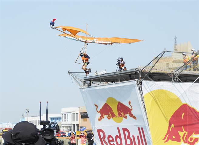 2022台湾首届Red Bull飞行日，18日在台中港三井OUTLET PARK 举行！(陈世宗摄)